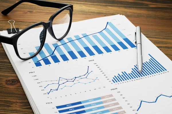 Affärsdokument på bordet. Många blå diagram. — Stockfoto