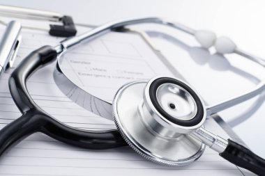 Steteskop ve yansıma arka plan üzerinde Tıbbi kayıt.