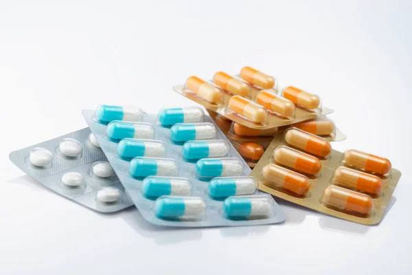 Uma pilha de medicamentos. Muitos medicamentos prescritos . — Fotografia de Stock