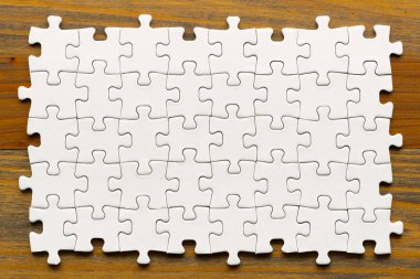 Arka plan bulmaca. Ahşap masa üzerinde beyaz taşları.