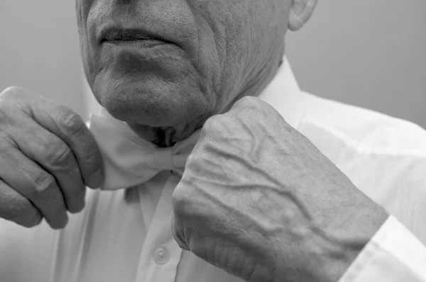 Man Putting A Bow Tie — Stock Photo, Image