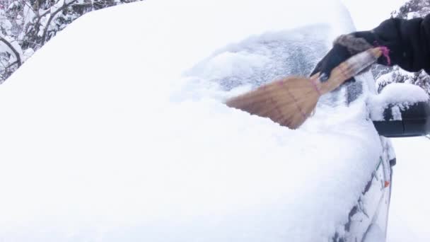 Homem Limpando Seu Carro Coberto Neve — Vídeo de Stock