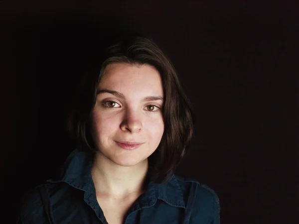 Jovem sorridente menina — Fotografia de Stock