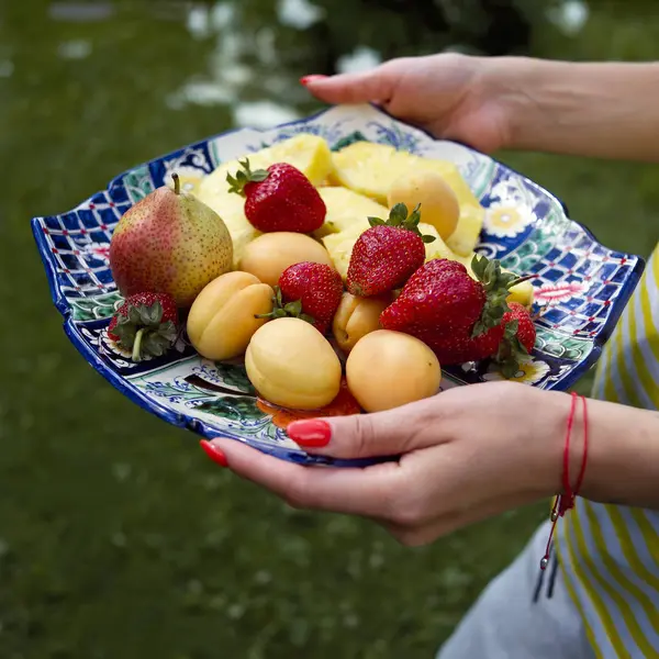 Руки со свежими фруктами — стоковое фото