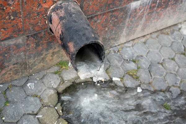 Water pipe with frozen water