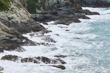 Bir kenarı kaba dalgalar