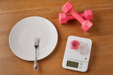 ölçekler ve boş plaka dambıl ile