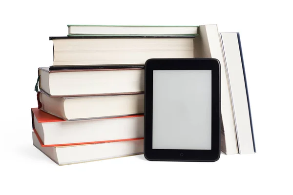 Libri accatastati e dispositivo ebook con schermo vuoto — Foto Stock