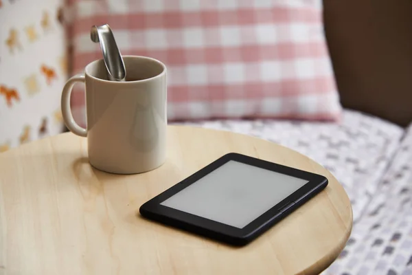 Boş ekran, bir masaya izole aygıtla eBook — Stok fotoğraf