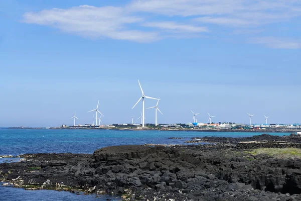 Landschaft mit Windgenerator in Jeju — Stockfoto