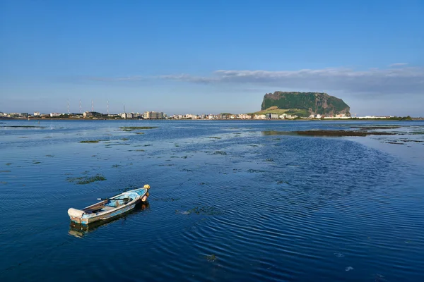 Seongsan Ilchulbong con un barco en Jeju —  Fotos de Stock