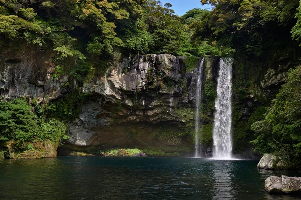 Cheonjiyeon Wasserfall in seogwipo-si, Insel Jeju. — Stockfoto