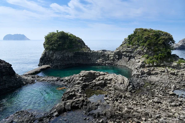 Seonnyeo-tang zwembad bij de kust van Jeju eiland — Stockfoto