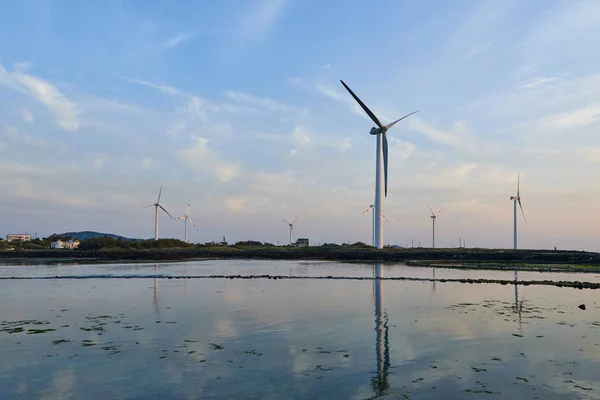 Морський пейзаж Sinchang windmill узбережжя — стокове фото