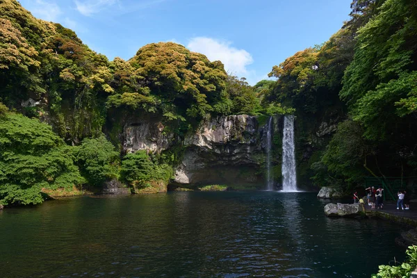 Cascada de Cheonjiyeon en Seogwipo-si, isla de Jeju . — Foto de Stock