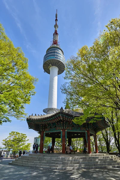 Ośmioboczny pawilon w góry Namsan — Zdjęcie stockowe