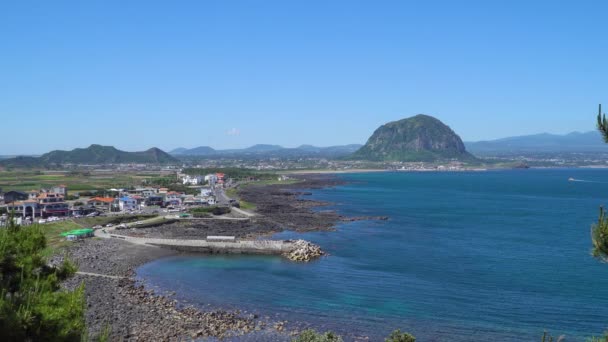 Paisaje de la costa suroeste de la isla de Jeju — Vídeo de stock