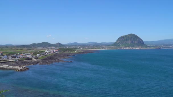 Krajobraz z południowo-zachodnim wybrzeżu wyspy Czedżu — Wideo stockowe