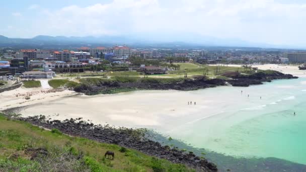 Praia de Hamdeok, vista do pico de Se=ong — Vídeo de Stock