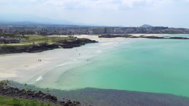 Playa Hamdeok, vista desde el pico Seoubong — Vídeos de Stock