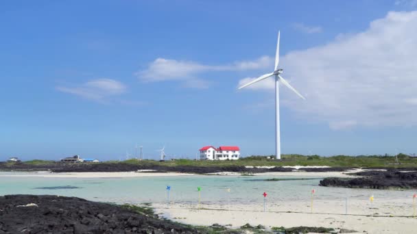 Paesaggio con generatore eolico a Jeju — Video Stock