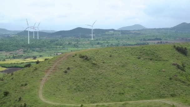 Picturesque Landscape dengan generator angin dan Yongnuni Oreum — Stok Video