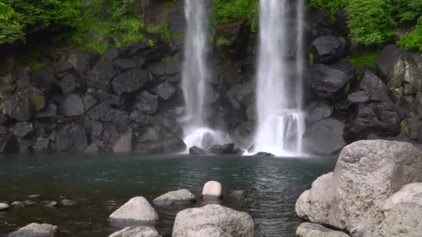 Jeongbang-Wasserfall — Stockvideo