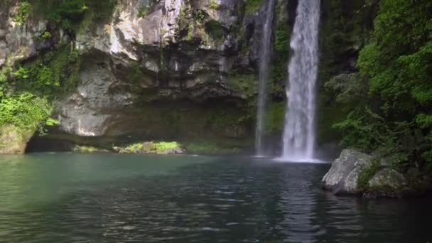 Водопад Чонджиён в Согвипо-си, остров Чеджу . — стоковое видео