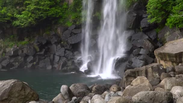 Jeongbang waterfall — Stock Video