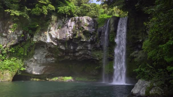 Cheonjiyeon vodopád v Seogwipo-si, Jeju island. — Stock video