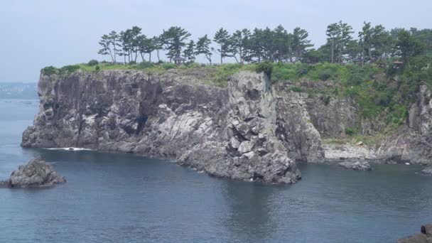Ödolgae-Felsen und Sturmhügel auf der Insel Jeju — Stockvideo