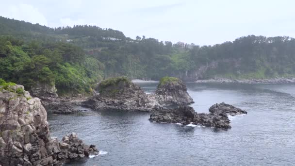 Línea costera cerca de la playa de Hwanguji en la isla de Jeju . — Vídeos de Stock