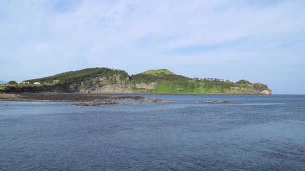 Vista laterale di Songaksan nell'isola di Jeju — Video Stock