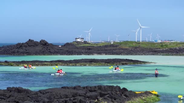 Kajakfahren in woljeongri beach, jeju. — Stockvideo