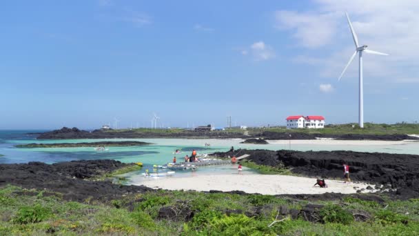 Kajakfahren in woljeongri beach, jeju. — Stockvideo