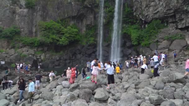 Jeongbang-Wasserfall — Stockvideo