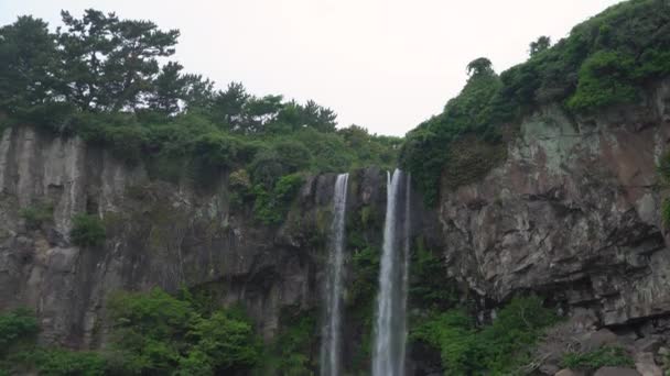 Jeongbang vodopád — Stock video