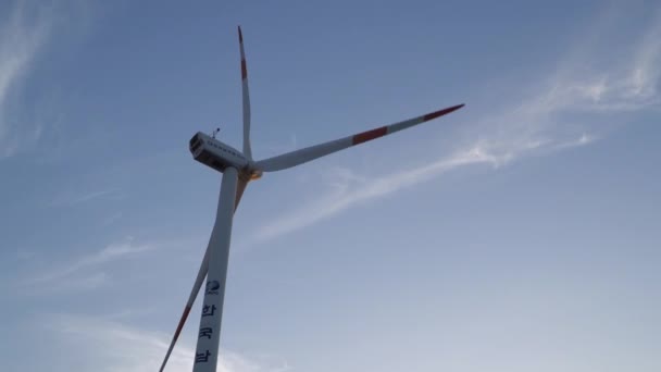 Meereslandschaft an der Küste der Sinchang-Windmühle — Stockvideo