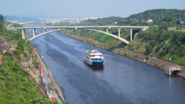 Bateau de croisière sur la voie navigable Gyeongin Ara — Video