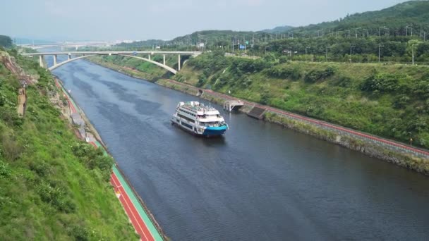 Crucero en Gyeongin Ara Waterway — Vídeo de stock