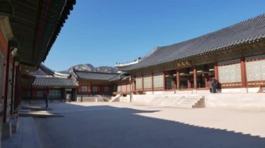 Gangnyeongjeon, Kral'ın ana konut bina