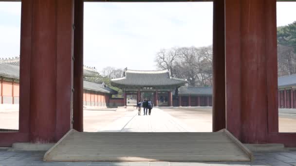 Sukjangmun Gate a turistů v Changdeokgung — Stock video