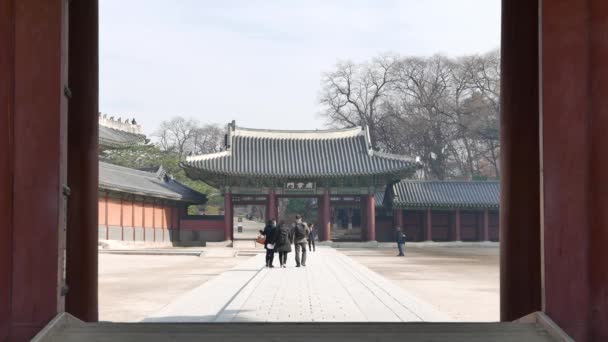 Sukjangmun kapu és a turisták Changdeokgung — Stock videók