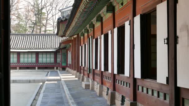 Άνοιξε πόρτες ενός κτιρίου στο Changdeokgung. — Αρχείο Βίντεο