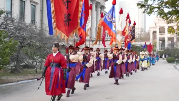 Cambio delle guardie cerimonia di Deoksugung — Video Stock