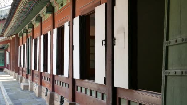 Geopende deuren van een gebouw in Changdeokgung. — Stockvideo