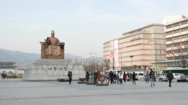 Kung Sejong staty på Gwanghwamun Plaza — Stockvideo