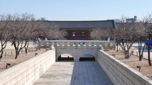 Yeongjegyo-Brücke in gyeongbokgung — Stockvideo