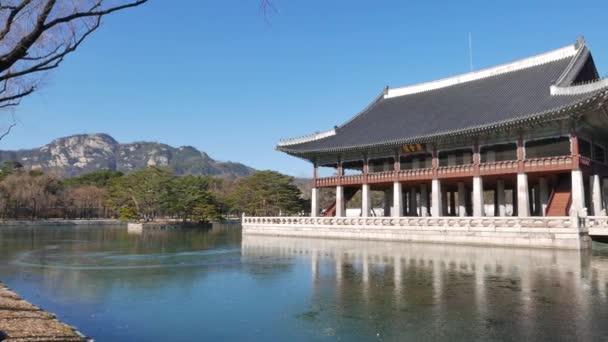 Pavilhão Gyeonghoeru, um salão usado para realizar banquetes de estado imprtant e especiais . — Vídeo de Stock