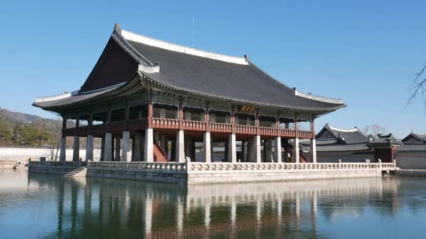 Pavillon Gyeonghoeru, une salle utilisée pour accueillir des banquets d'état imprtant et spéciaux . — Video
